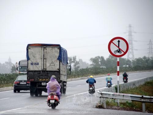 Xe máy "vô tư" vào cao tốc Hà Nội – Bắc Giang